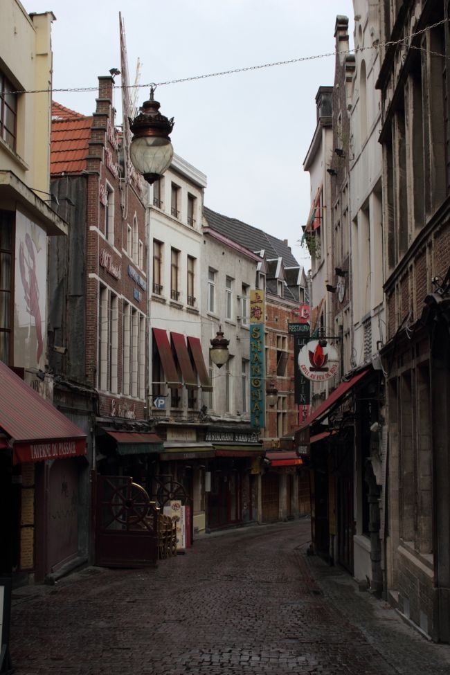 ギャルリーの脇道にはグルメ地区「イロ・サクレ」。<br />夕方には店が開店し、ベルギー名物料理を目当てに、観光客で賑わいます。