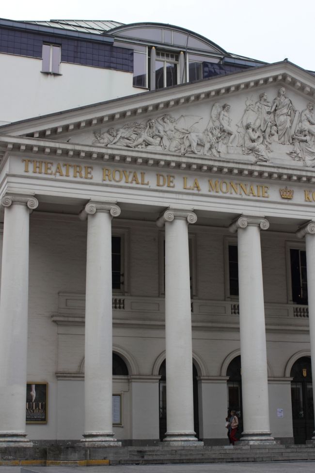 モネ劇場へ。<br /><br />夜、コンサートを聴きに来る予定です。<br />散歩がてら、場所が確認できました。