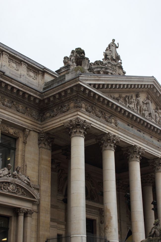 旧証券取引所みたいですが、もともとは別の目的で作られたものでしょう。<br />今は、何に使われているのか分かりませんでした。<br /><br />モネ劇場よりも随分立派な建物で、うまく使えば、観光的価値もありそうです。