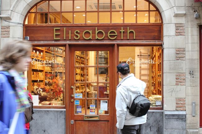 上の写真の前の店もチョコレート屋さん。