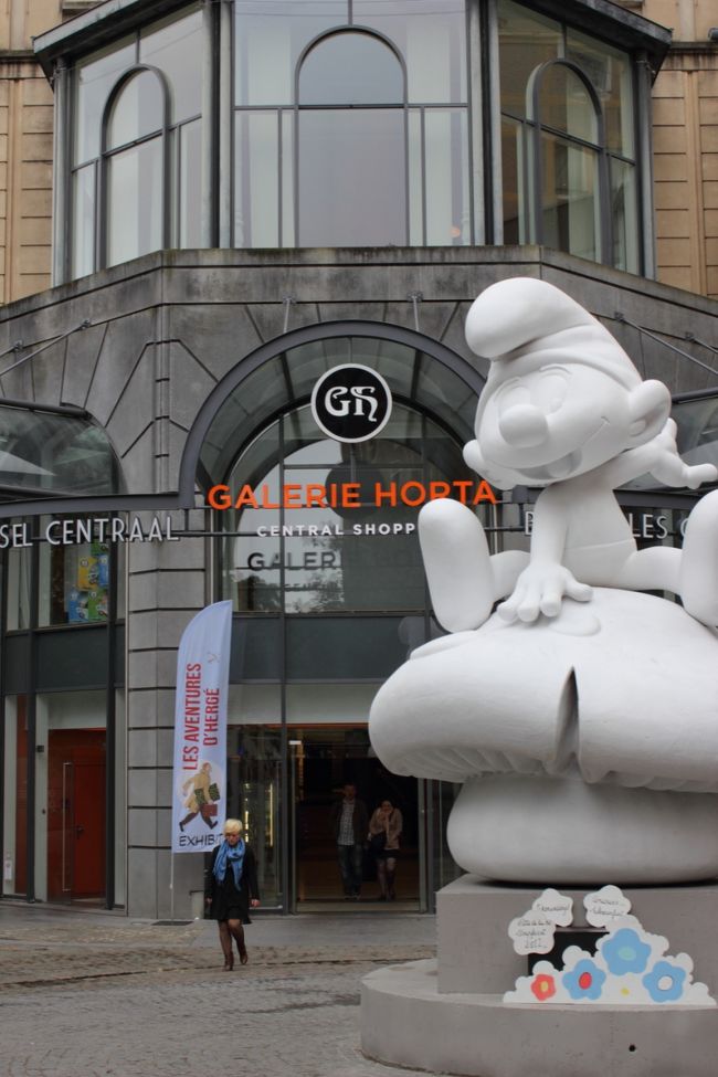 旅行後半は、列車で、周辺都市巡りの予定なので、<br />あらかじめ中央駅を確認しておくことに。<br /><br />通り抜けて美術館方面へ。