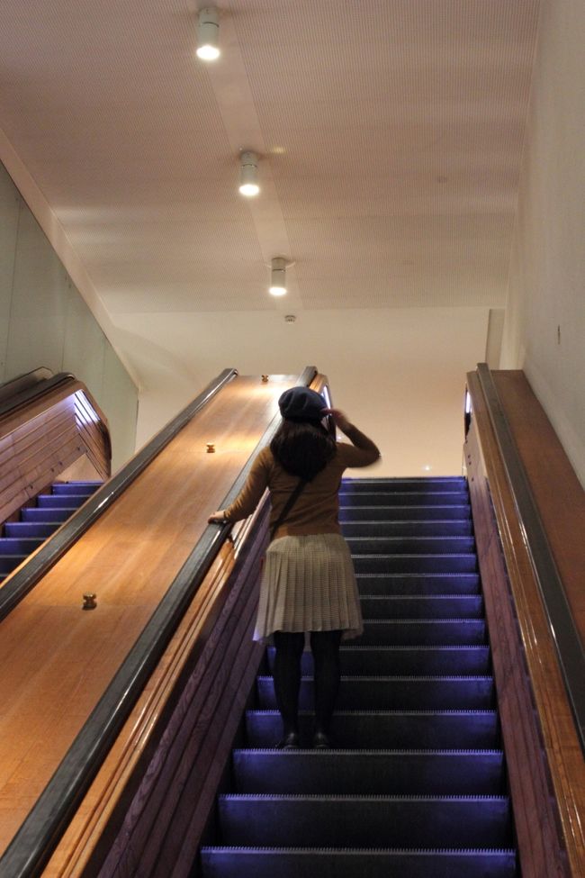 中央駅に続く地下道。<br />ほとんど人通りがなく、駅構内に着くのか不安になりながら探索。<br /><br />木製エスカレーターです。