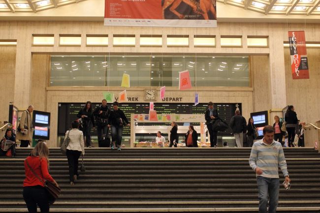 不安になりながらも、すぐ駅中心部に到達。<br /><br />地下駅なので、地上からは分かりづらいのですが、地図上の大体の場所に行くと、いくつか入口が発見できます。<br />適当に人の流れをたどると、ここに辿りつけるでしょう。