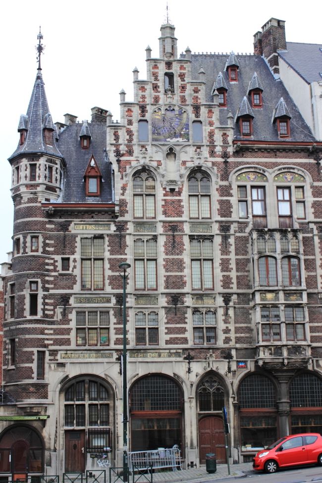 ２軒くらい横の建物です。<br />ここも、アールヌーボー建築として価値のあるものです。