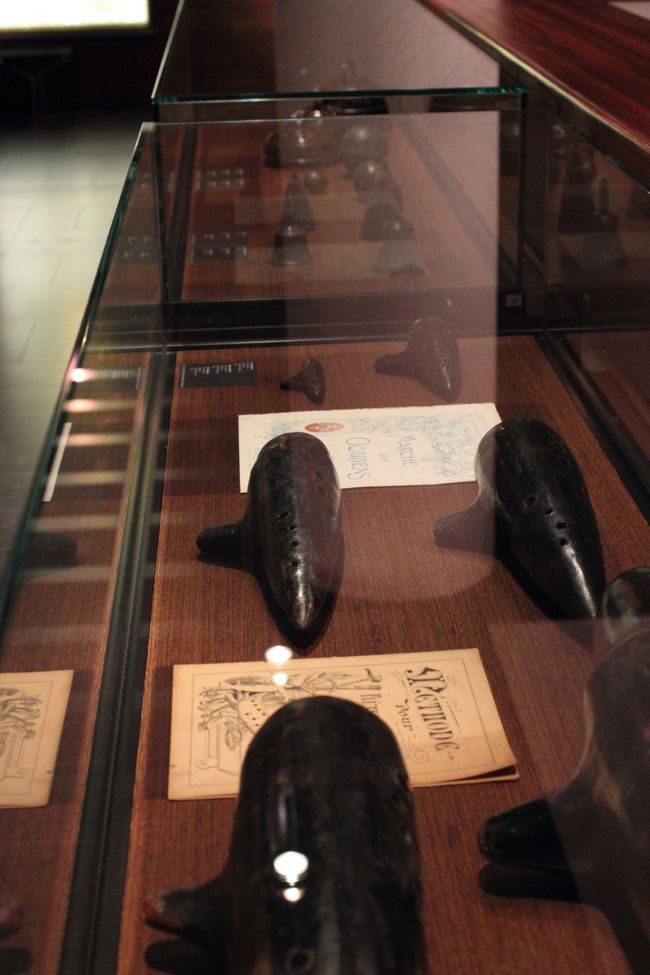 巨大オカリナ。<br /><br />真ん中くらいに見えるのが普通のオカリナ。<br />手前の巨大さが分かりますか？