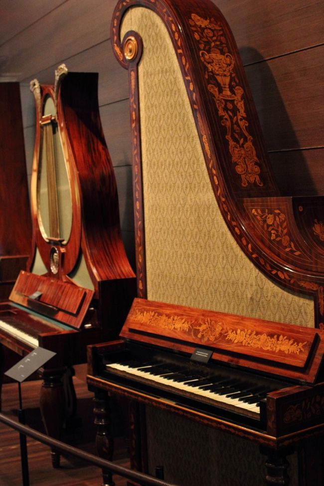 縦型ピアノ。