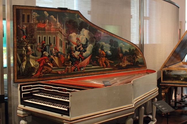 素晴らしい装飾のピアノ。