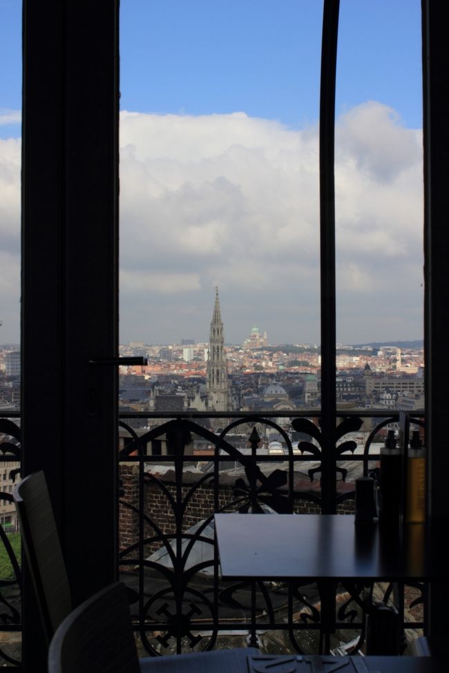 最上階のレストランへ。ここからの眺望が目当てでした。<br />時間的に少し早かったので、食事はせず、お茶だけ。<br />この時間は少し晴れて綺麗な眺めでした。