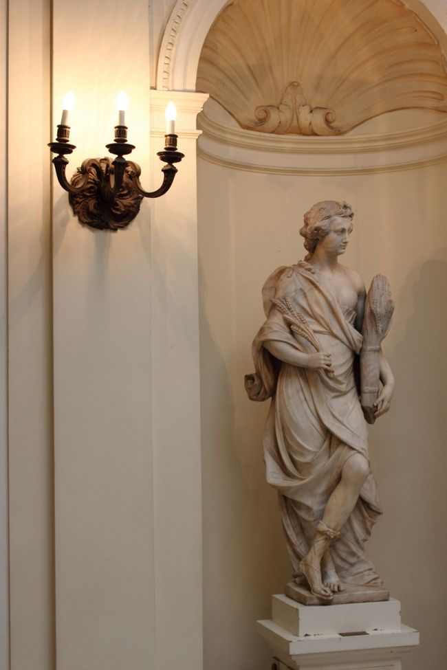 王立美術館は翌日に回し、この日はゆっくりと過ごすことにしました。<br /><br />王宮横の博物館の入口。<br />ここは入りませんでした。