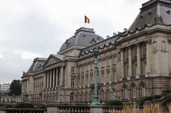 王宮。<br /><br />ガイドブックには９月中は公開している、とありましたが、この日は多分非公開。立派な建物なんだから、観光利用すればいいのに。