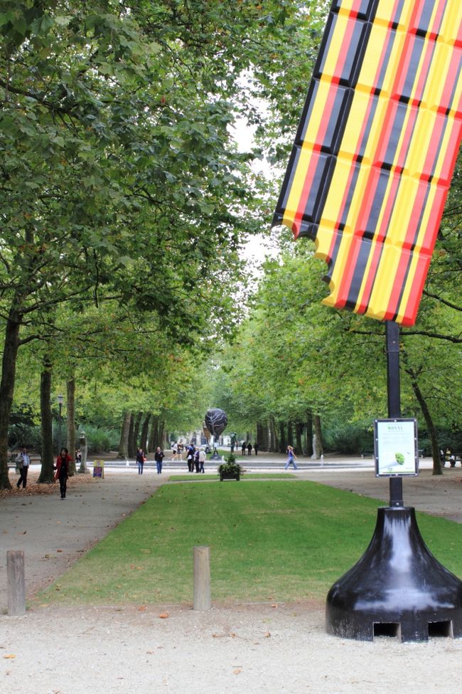 正午前後で、のんびり散歩する人がぽつぽつ。