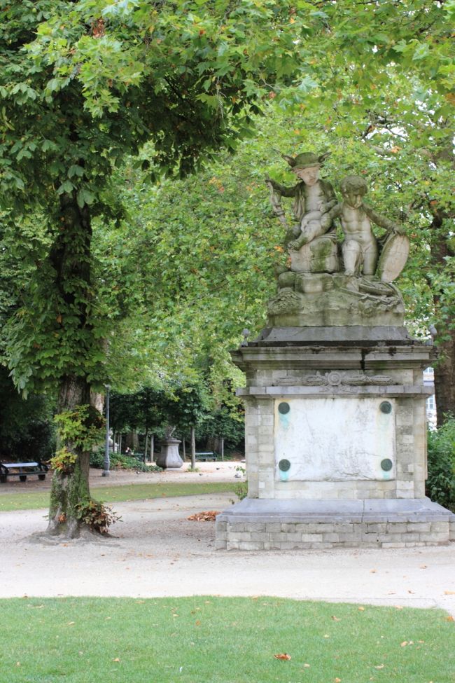 角の生えた天使みたいな像？