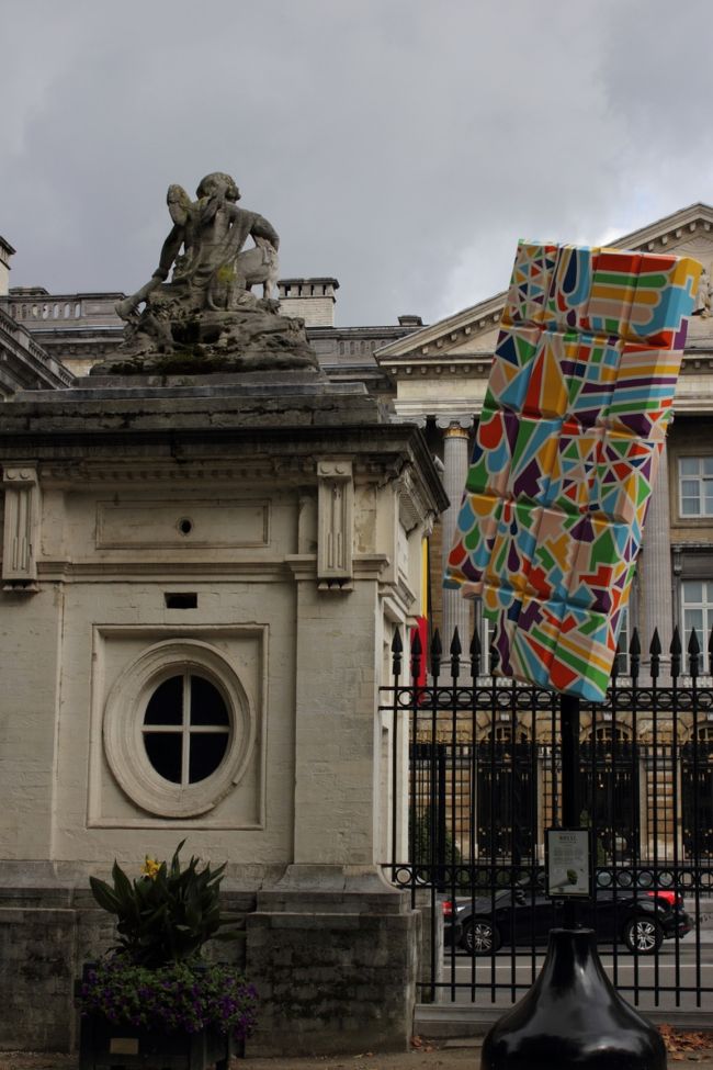 カラフルな板チョコのオブジェ。ベルギーらしいですね。