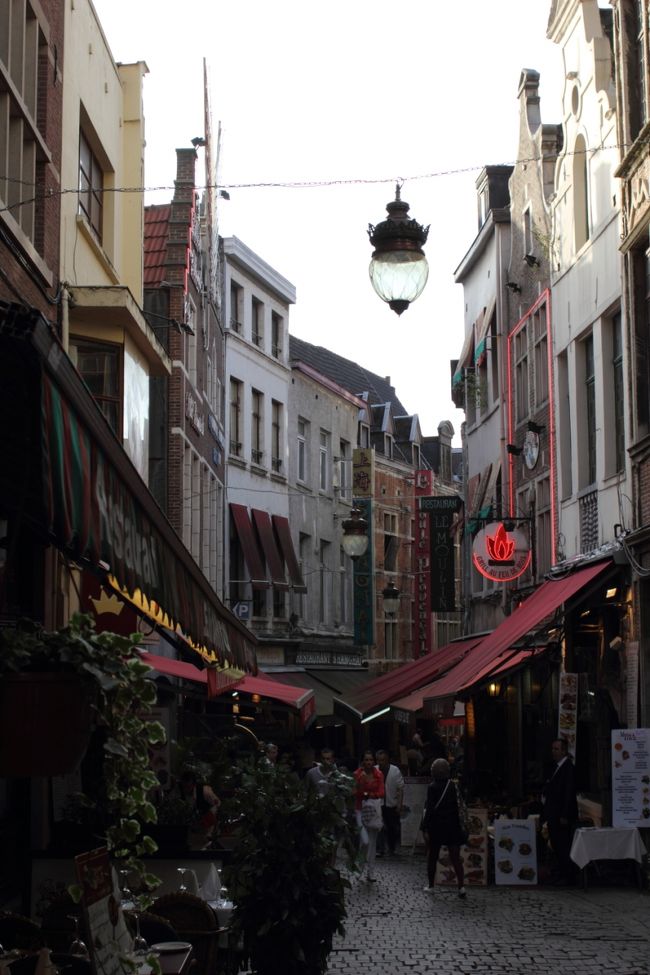 夕方、グルメ地区「イロ・サクレ」へ。<br /><br />上の方にある朝の写真とほとんど同じ場所ですが、ガラっと雰囲気が変わります。