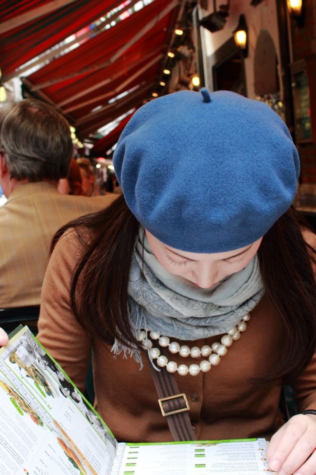 おなじみ、ムール貝の白ワイン蒸しのシェ・レオンへ。<br /><br />予約なしで行きました。人気店でも早い時間に行くと、まず入れます。<br />今までの経験では、ウィーンの、巨大シュニッツェルで有名なフィグル・ミュラーだけは、いっぱいだと断られました。（でも、すぐ近くにある姉妹店に入れたんですけど）<br /><br />シーズン終了間近と思われるテラス席で。