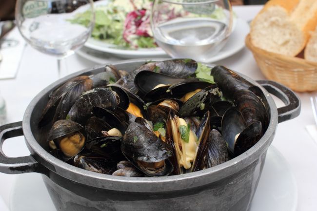 2人でムール貝をシェアし、もう一品サラダを頼みました。<br />これに、とてもおいしいパンを食べると十分でしょう。<br />フリットも付きます。<br /><br />セロリの風味が効いた、とても美味しいムール貝でした。<br /><br />これで、全部で30ユーロほど。<br /><br />日本でこの量を食べようと思ったら、一体何人前注文すればよいのでしょうか？