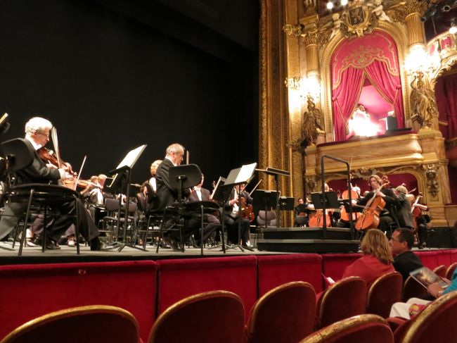 10分ほど前に着いたのですが、オーケストラはコンマスを除いて席について、ちょろちょろ練習中です。