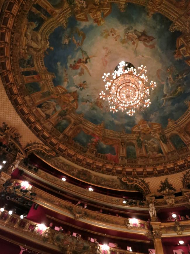 劇場の内装は見事なもので、開演前から気分を盛り上げてくれます。<br /><br />字幕は舞台上方の2か所のみ。<br />この日は英語のナレーションに対して、多分フランス語とドイツ語（？）が出ていました。ウィーンにあるような、席の前の字幕はありません。