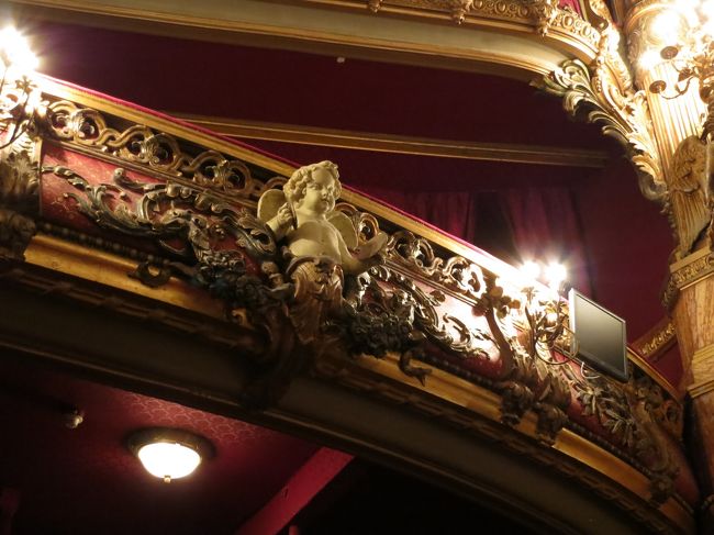 １日目の旅行記もどうぞご覧ください。<br />http://4travel.jp/traveler/akky24/album/10710180/<br /><br />http://4travel.jp/traveler/akky24/album/10714908/<br />3日目　ブリュッセル市内観光　その2編も完成です。<br /><br />たっぷり食べたので、翌朝の朝食はホテルのbuffetではなく、グランプラス近くのパン屋さんで買ってきたものにしました。<br /><br />ガラスケースの中のものをお店の人に頼んで入れてもらうのですが、素手でつまんでいました。日本ではありえないのでちょっと驚き。<br /><br />味は美味しかったです。<br /><br />一緒にジュースを買ったのですが、一つはシトラスとバナナ、もう一つはイチゴ100％。どちらも美味しかったです。イチゴは少し青臭さが残るくらいの新鮮な感じ。意外な美味しさでした。<br /><br />さて、この日は小都市のナミュールに来たので、翌日は少し大きなゲントかアントワープに行く計画です。<br />夜の間に研究して、翌朝家族会議です。<br /><br /><br />１日目　出発から到着まで<br />http://4travel.jp/traveler/akky24/album/10710180/<br /><br />２日目　ブリュッセル市内観光　その１<br />http://4travel.jp/traveler/akky24/album/10711975/<br /><br />３日目　ブリュッセル市内観光　その２<br />http://4travel.jp/traveler/akky24/album/10714908/<br /><br />4日目　ブルージュ日帰り観光<br />http://4travel.jp/traveler/akky24/album/10718190/<br /><br />5日目　家族会議で行き先を決定した日帰り観光<br />http://4travel.jp/traveler/akky24/album/10720931/<br /><br /><br />もどうぞ、ご覧ください。<br /><br />6日目以降も精力的に準備中。