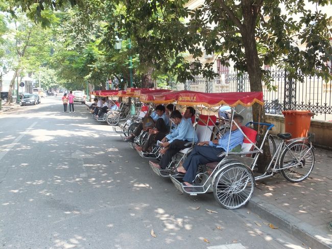 【街の一コマ】<br /><br />シクロのおじさんたち。<br /><br />今回の旅行ではほとんどのっている人を見かけませんでした。。。