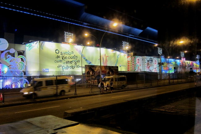 カーニバルに出陣！夜の8時半コパカパーナのホテルで、ガイドさんと待ち合わせ。そこにはもう1グループがおり、１台のバスに乗ってカーニバルのメイン会場、サンボードロモ（Sambodromo)に向かいます。会場のそばにくると渋滞。バスを降りてから座席までの間がけっこう危険だと聞かされているので、荷物をしっかり抱えてドキドキしながらついていきます。チケットは首から下げます。写真は会場の外側。