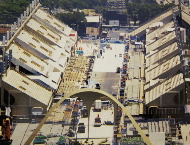 一番奥のスタート地点からアーチのエンディング地点まで500メートルくらい（この写真だと望遠レンズのせいで奥行が狭く見えますが）。両側のスタンドのうち、左奥の4つが今年新設され、12500席増えて、合計72500席です。