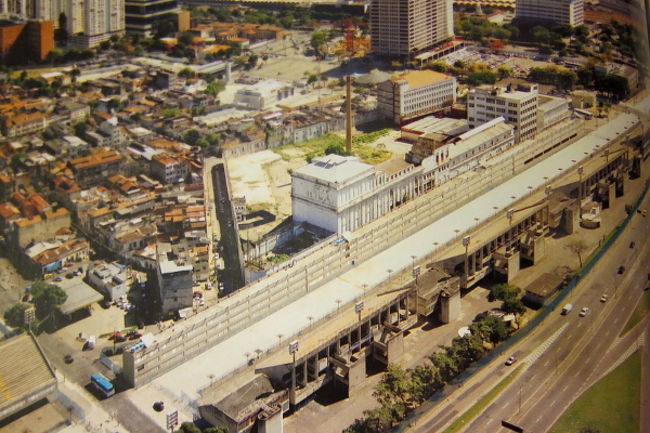 これは新スタンドができる前のサンボードロモ。片側に建物があったのですね。<br /><br />