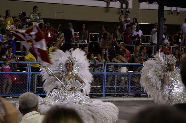 チームには間をあけて3組の、旗を持った女性（ポルタ・バンディラ）と相方の男性（メストレ・サラ）がいます。重要なポジションで、美貌で、ベテランの風格の人が担当しています。そういえばドライバーさんのお母さんは、このポルタ・バンディラだったそうなので、さぞかし美人でイケていたに違いありません。