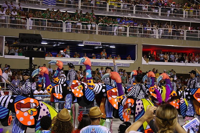 フロートの間、間を埋め尽くす人々は、奇妙奇天烈な衣装をまとった老若男女です。はい、おじさん、おばさんも多数歩いています。1チームの予算は億の単位。4億円かけたチームもあるとか。地域の助成金はあるそうですが、企業スポンサーも当然ありそう。日本で言うとねぶたの山車と阿波踊りが一緒に出ている感じなので、その金額も頷けます。