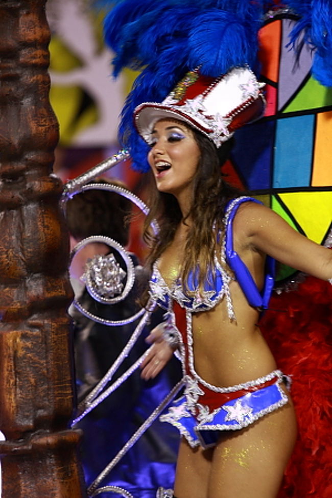 この「Renascer」というチーム、昨年の2部リーグの優勝チームです。優勝チームは1部に上がることができ、1部の最下位のチームは2部に下がります。ところが昨年は1部リーグの出待ちのフロートに火事がおこってしまい、いくつかのチームが出場できなくなりました。そのため、昨年は1部の入れ替えがなく、2部のチームが上がってきたので、通常12チームのところ、今年に限って13チームで競いあっているのだそうです。<br />