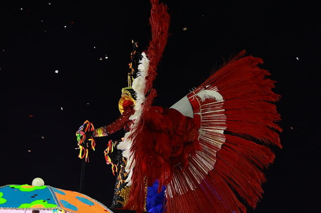 とにかく、すごい人数、巨大なフロート、派手な衣装に圧倒される私達。ところが「Renascer」は昨年の2部のチーム・・・なだけに、あとから出てくるチームは、さらにスケールアップ。そして衣装も洗練され、ますます私達を圧倒していきます。残念なことに「Renascer」は今年は最下位で、また2部に逆戻り決定となってしまいました。