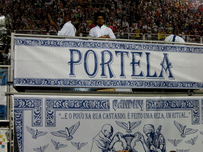 10時をまわり、2番目のチーム「Portela」の登場です。昨年7位だったこのチーム、今年は一つ順位をあげて6位となりました。<br />