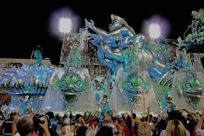 審査の基準がいくつかあります。まずは時間。スタートしてから、最後の1人がゴールに入るまで65分以上80分以内でなければなりません。スタートと同時に時計がカウントダウンします。