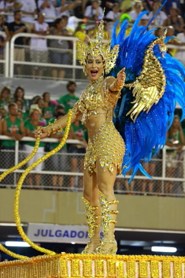 一つのチームに3000〜4000人と書きましたが、そういうわけで、とにかく通りすぎるのに時間がかかります。私達のセクターは中央よりややゴール地点寄りなので、チームがスタートして音楽が鳴り響き始めてから20分くらいして、ようやく先頭が通りかかります。<br />スタンド席でしたら、遠くまで見渡せるので、だんだん近づいてくるところが見えますが、行進している人たちとほぼ同じ高さの席なので、近づくまで見えないのです。