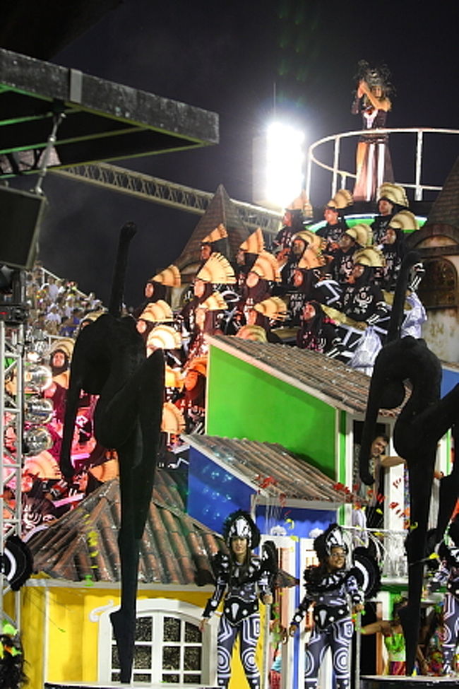 チームの全員が歌っていること。ステップ踏んでいること。合同練習がそうできるとも思えませんので、歌を覚えていない場合は、口パクでもいいから・・・なんだそうです。