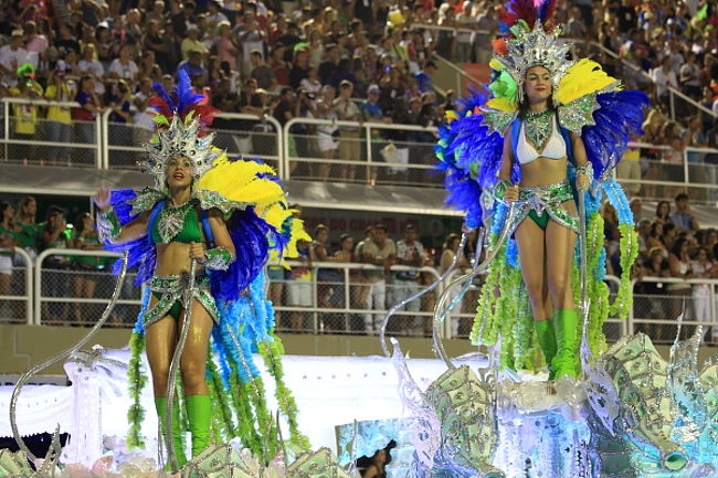 テーマはブラジルの民話などに絞られていた時期もあったそうです。カーニバル自体はそもそもカソリックのお祝い。それにブラジルに連れてこられたアフリカの黒人奴隷たちの儀式がまじったものが始まりと言われています。サンバという音楽もブラジルで生まれたアフリカ系黒人音楽。