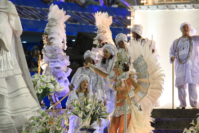 女性トイレはさすがに混雑してました。列で待っていると前の人からトイレットペーパーのロールが回ってきた。