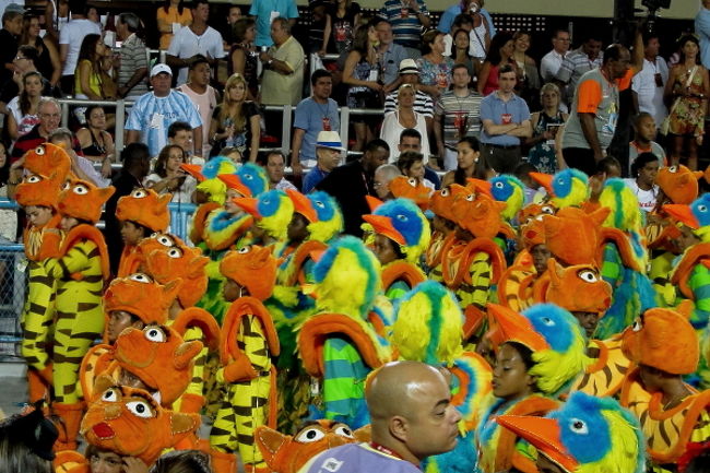 豪華なフロートの間、間を歩くダンサーたち。100名くらいがお揃いの衣装で行進していますが、これは子供達だけのグループ。