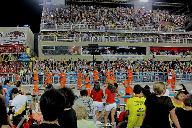 一つのチームが終わると、オレンジ色のつなぎの清掃員たちが掃除をしてついていきます。