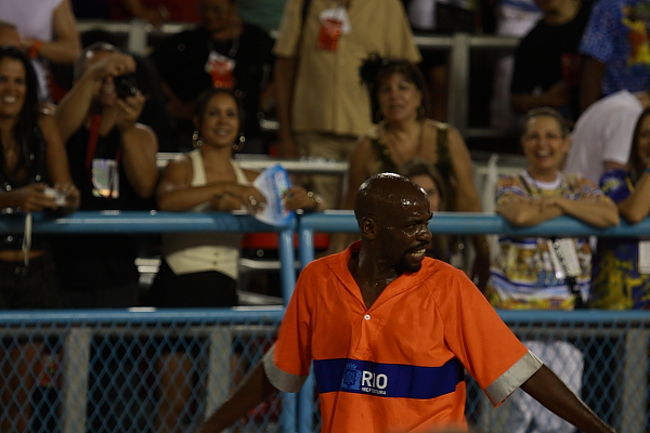 その中で、この男性、とにかく大人気！観客もやんやの歓声で迎えます。サンバの達人だそうなのですが、どこのチームにも属さず、毎年清掃をしている彼、先日ロンドン五輪の閉会式で、次の開催国ブラジルが紹介され、サンバチームが出てきたおり、舞台の中央でこのツナギで踊っているのを見ました！！