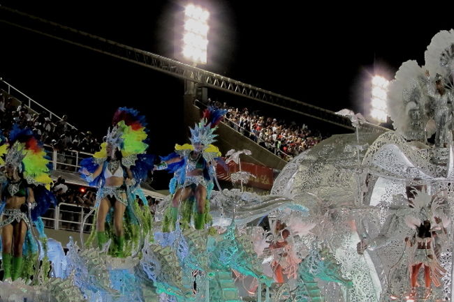 近年のトレンドなのかもしれませんが、ルーツであるアフリカ、ブラジル、ブラジルの文化人や政治的な活動をした人、このあたりがどのチームのテーマにも色濃く見られます。