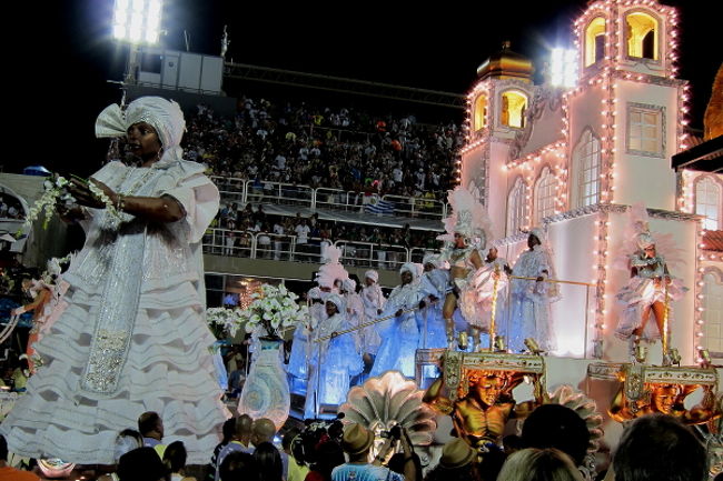 さて、今夜は朝までとわかっていたので、飲み物やおにぎりなどを持ち込みましたが、会場には売店もあります。