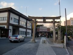 川崎-鶴見間



鶴見（つるみ）神社
正面鳥居
旧村社格
該神社は５０００坪余を擁し、本来であれば周囲敷地は全部該神社敷地だったが、鶴見駅開業と相次ぐ拡充に伴う収用で、現在は細長い境内地である。
http://www18.ocn.ne.jp/~tsurujin/index.html