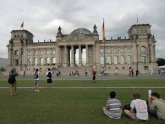すぐ近くにある重厚な建物が
ドイツ連邦議会議事堂。

目の前の公園では
家族・恋人・友人等それぞれが
まったりとしておりました。