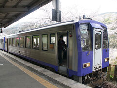 ●亀山行き汽車＠JR笠置駅

関西本線に今年2回目の乗車です。
ひとつ手前の加茂駅までは、関西圏のネットワーク内になっているので、利用する人も多いのですが、一つ外に出たこの笠置駅は、いきなり超ローカルです。