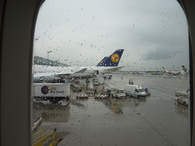 定刻どおりフランクフルト到着ー！したらば、雨！！！！<br />しかも豪雨！笑えないぜー！
