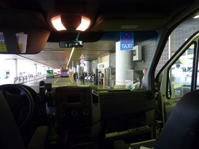 フランクフルト空港からハイデルベルクまではルフトハンザバスを利用。<br />バスといっても8人乗りくらいの小さな車なので利用を検討されている方は予約をお勧めします。<br />予約メールは英語で問題ないのでGoogle先生などに頼れば簡単。レスポンスは早いです。<br />今回のフライトが14：35着予定で、乗りたいバスの時間が15：30発。間にあうと思いますか？と聞いてみたところ「大丈夫でしょう。もし間にあわなくても次（17：30）にチャレンジできます」と返答があったので、乗れなかったからといってキャンセル料などは徴収されないです。<br />で、今回は定刻通りに到着して、バス乗り場にたどり着けたのは15：10頃。<br />スピーディです。フランクフルト空港。初めて降り立ってもこの早さ。さすがです。（どうもドイツ人に対する贔屓目がある模様）<br />バスは姉妹含め7人を乗せて定刻通りに出発！