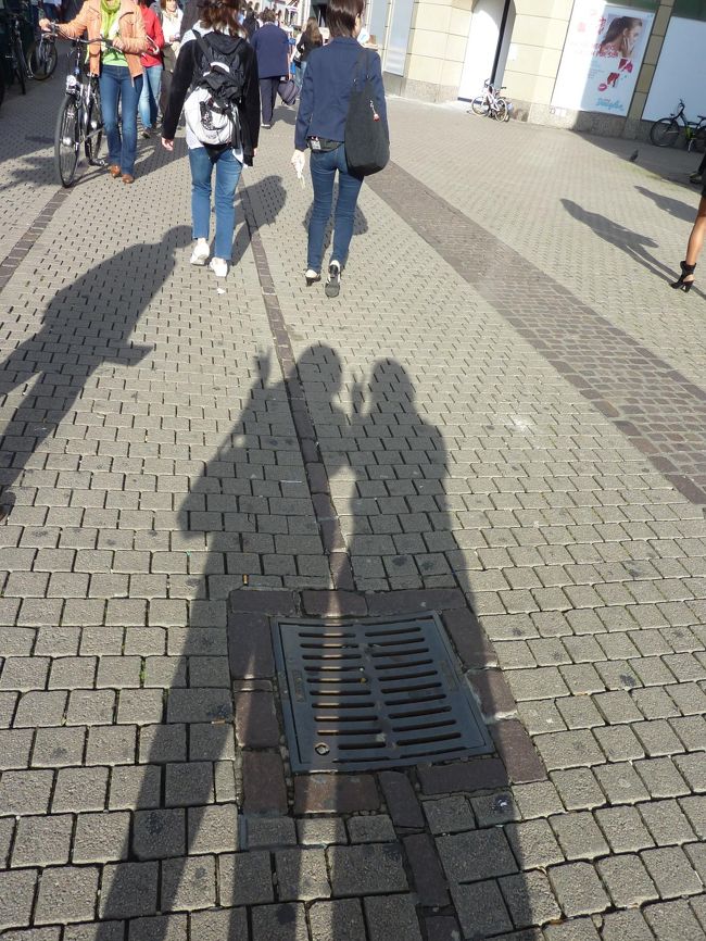 空港からハイデルベルクまで所要時間は約1時間！混む事もなく到着。<br />着いた場所がクラウンホテル裏？らしいけど、どうも地図上よくわからない。<br />まごまごしてたら運転手さんが「どこ行きたいの？」と聞いてきてくれてホテル名を言うと「あの角を左に折れて2通り渡った左側にあるよ」と丁寧に教えてくれる。<br />ドイツ人っ！！！（感激）<br />雨はバスに乗ってる間にやんでハイデルベルクは快晴！<br />やったね！