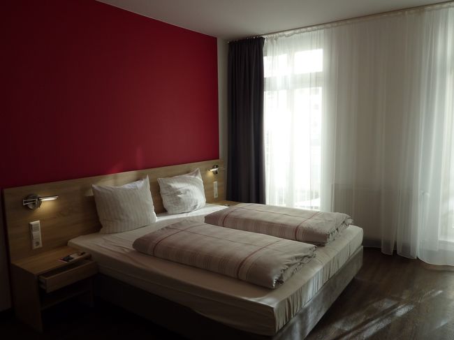 ホテルは「バイエリッシャーホフ」<br />バス停から近い+口コミの良いホテルということで選びました。<br />ホテルの質はすごく良かったです。<br />広々とした部屋、バスタブつきの広いバスルーム、ポットあり、無料Wi-fiの感度も良好。<br />スタッフもフレンドリーで、もちろん荷物も預かってくれました。<br />滞在中、女性のスタッフしか見かけなかったので、その所為かフロントは明るいイメージでした。<br />朝食はバラエティに富んでよかったです。目玉焼きなど、目の前で焼いてくれるサービスもありました。<br />1泊ではもったいなかったです。あともう一泊したかった！<br />ハイデルベルクを次回訪ねる機会があったら、また絶対に泊まりたい。