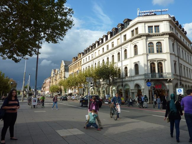 ウェルカムアイス（なぜアイス？）をもらったので一息ついてからまだまだ明るいので街へ繰り出してみました。<br />あれ？あっちに重々しい雲が見える・・・<br />と思っていたら雨がー！！！傘でしのぎつつ徘徊したけど、長時間フライトの疲れ+時差による睡魔も出てきたので早めにホテルへ引き返しました。<br />疲れがなくて、雨もなければ、ハイデルベルク城のライトアップを見に行きたかったな。<br />次回の課題！（くる気満々じゃねーの）